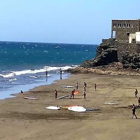 Newly Refurbished Beachfront Apartment. Appartamento *