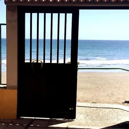 Newly Refurbished Beachfront Apartment. Appartamento